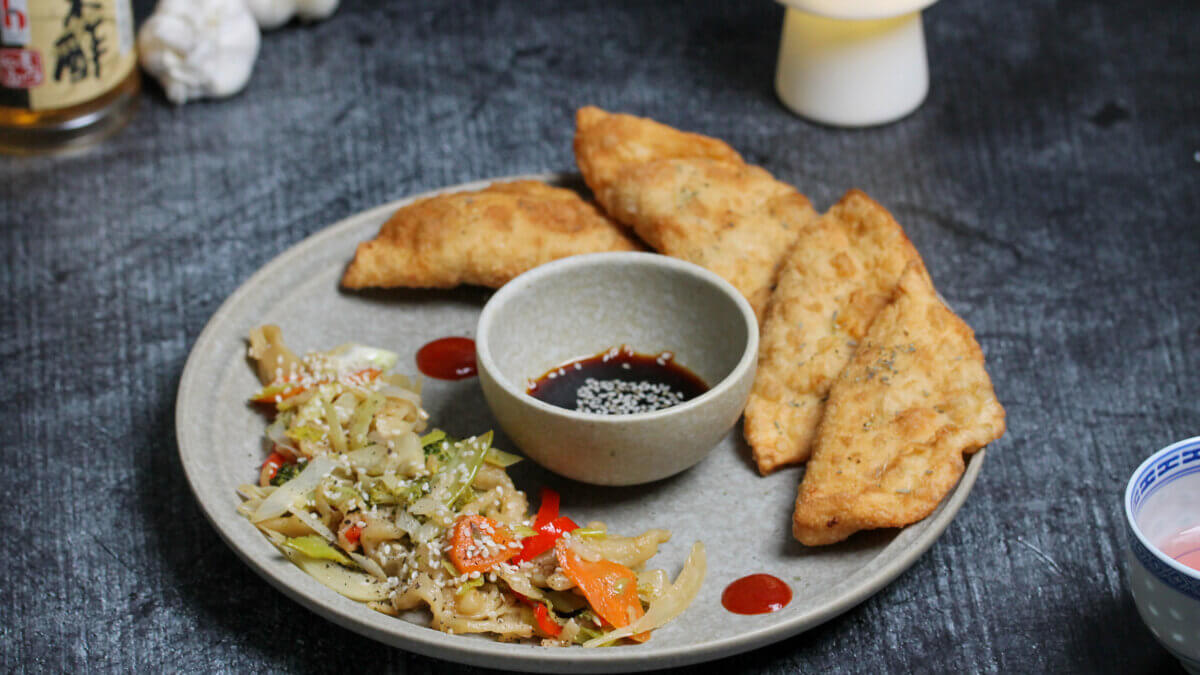 Asiatische Dumplings mit Hühnchen und Gemüsenudeln