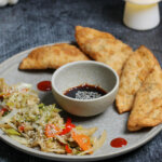 Asiatische Dumplings mit Hühnchen und Gemüsenudeln