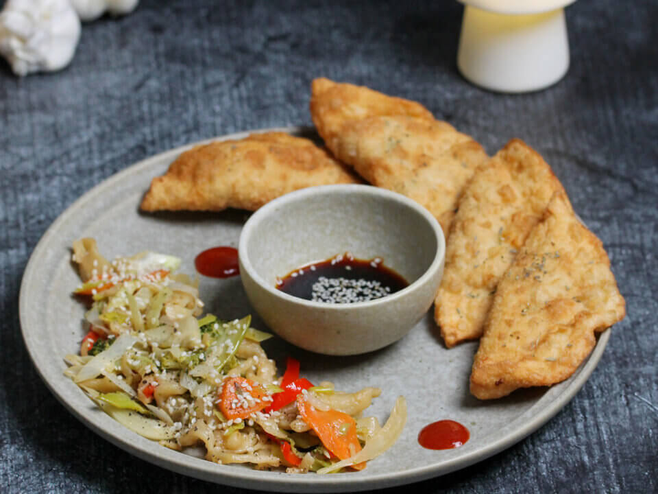 Asiatische Dumplings mit Hühnchen und Gemüsenudeln