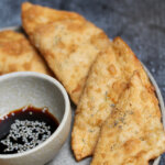 Asiatische Dumplings mit Hühnchen und Gemüsenudeln