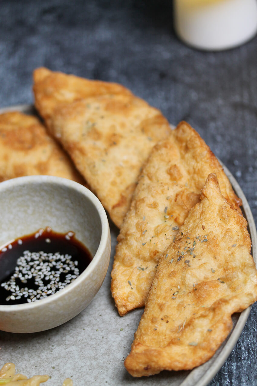 Asiatische Dumplings mit Hühnchen und Gemüsenudeln