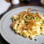 Käsespätzle auf dem Teller angerichtet