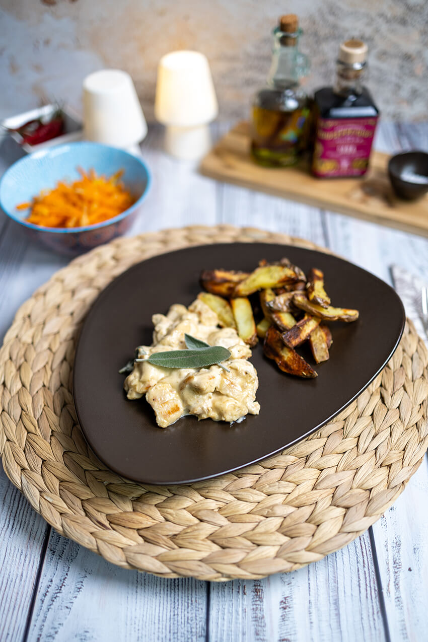 Hähnchengeschnetzeltes mit Kartoffelspalten und Salbeisahn Soße