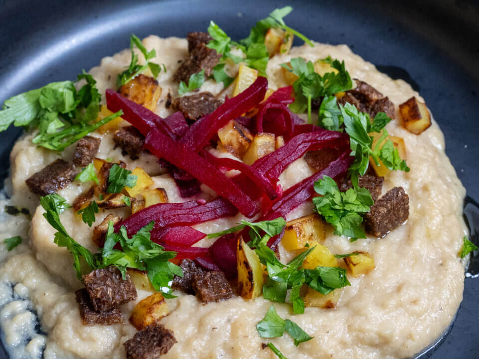 Sellerie Pastinaken Suppe mit Pumpernickel und Rote Bete Streifen