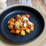 Gnocchi Auflauf Tomate Mozzarella mit Pinienkernen und Parmesan