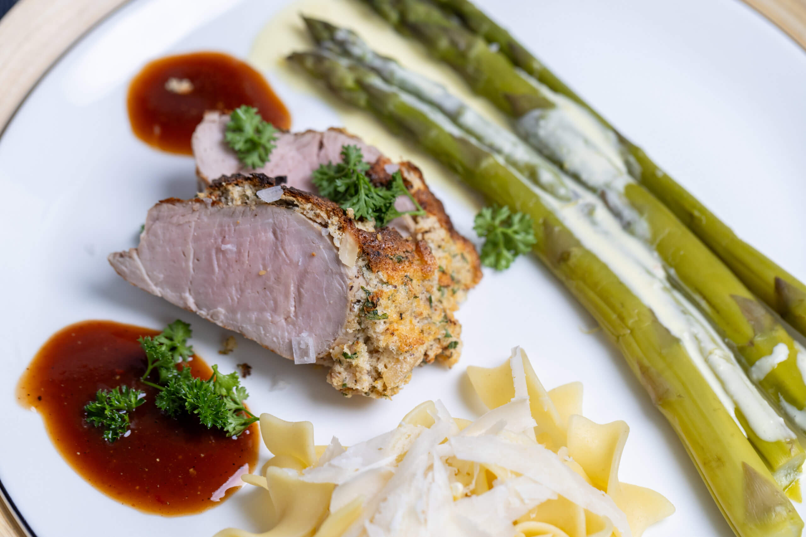 Schweinfilet mit Spargel, Sauce Hollondaise und Bandnudeln