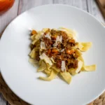 Hackfleisch Kürbis auf Teller serviert