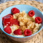 Milchreis mit frischen Himbeeren und Himbeer-Erdbeer-Soße
