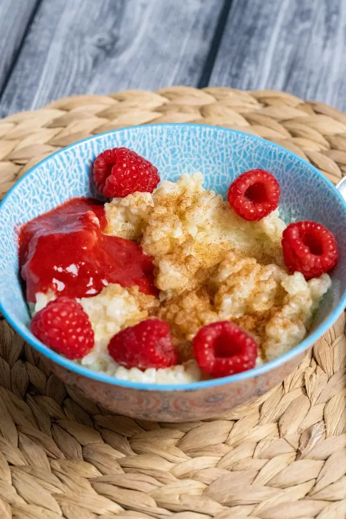 Milchreis mit frischen Himbeeren und Himbeer-Erdbeer-Soße