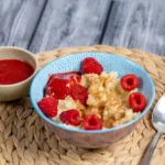 Milchreis mit Zimt Zucker und Fruchtsoße